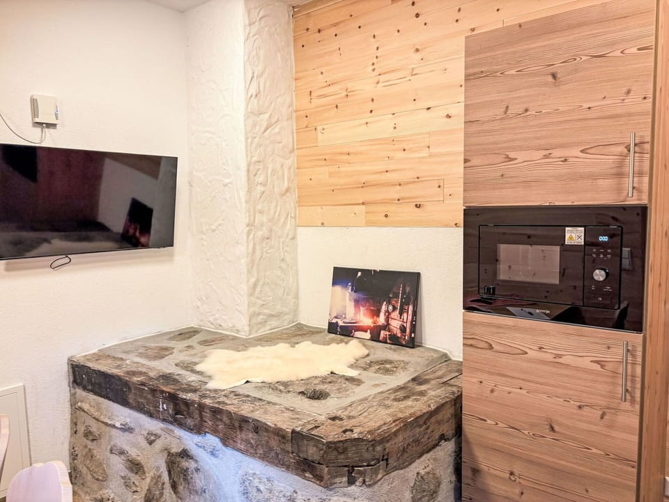 Wood, Room, Wood Stain, Hardwood, Natural Material, Living Room, Plank, Wood Flooring