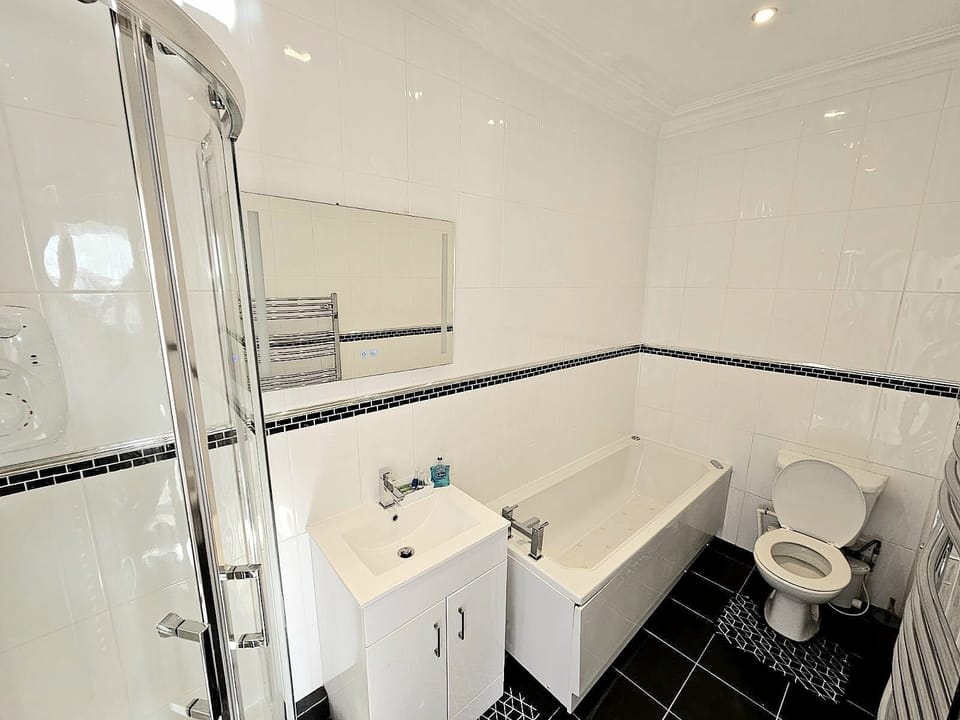 Deluxe Double Room, Partial Sea View | Bathroom | Separate tub and shower, free toiletries, hair dryer, towels