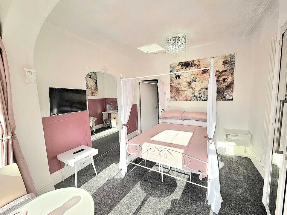 Deluxe Double Room, Partial Sea View | Free WiFi