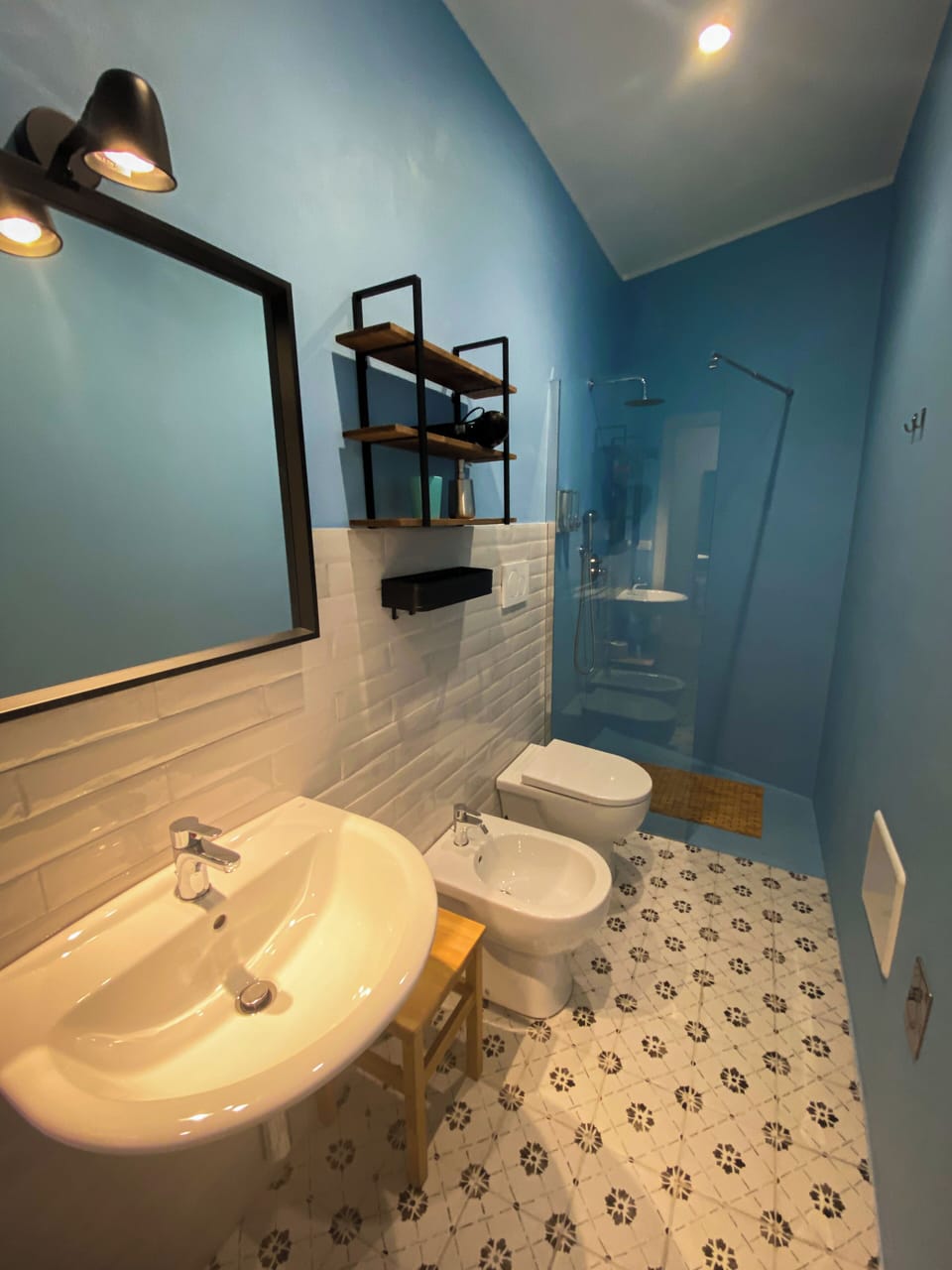 Basic Room | Bathroom | Free toiletries, hair dryer, towels, soap