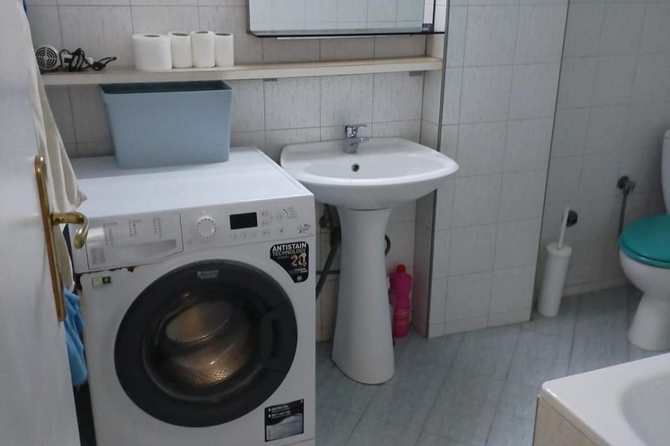 Combined shower/tub, deep soaking tub, towels