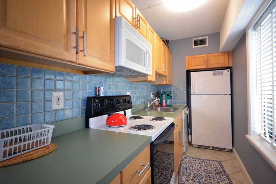 Bluewater East 706 KITCHEN