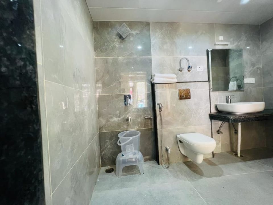 Shower, free toiletries, towels, soap