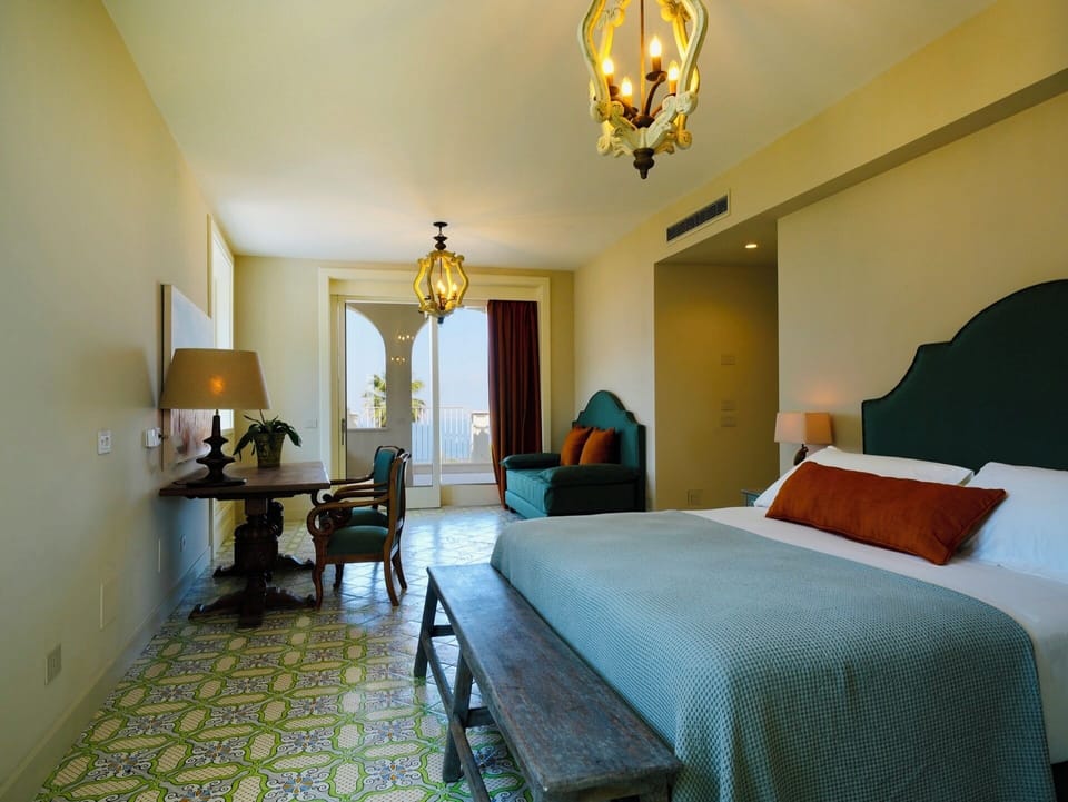 Junior Suite, Sea View | Minibar, in-room safe, individually decorated, individually furnished