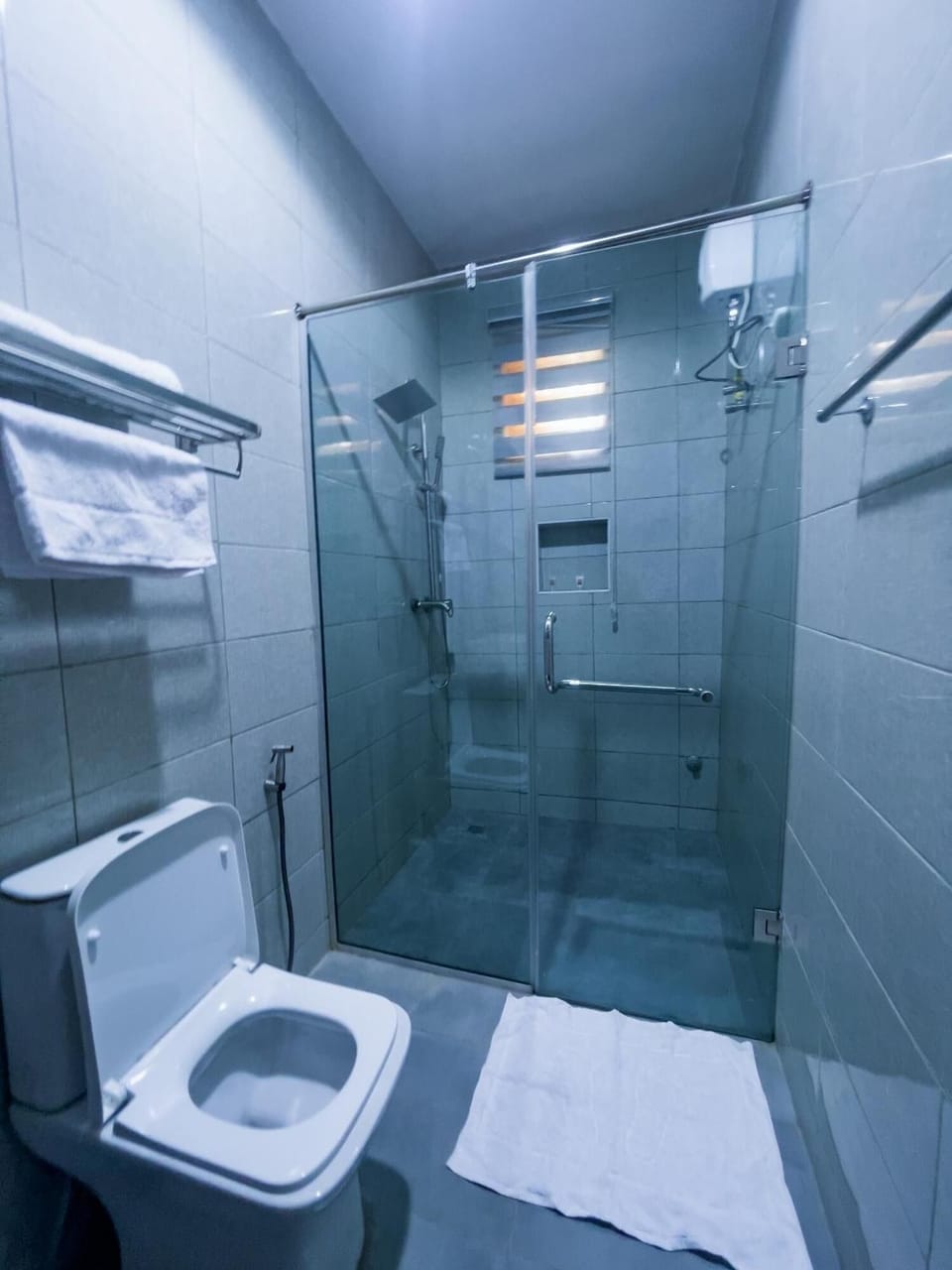 Luxury Room | Bathroom | Shower, rainfall showerhead, soap