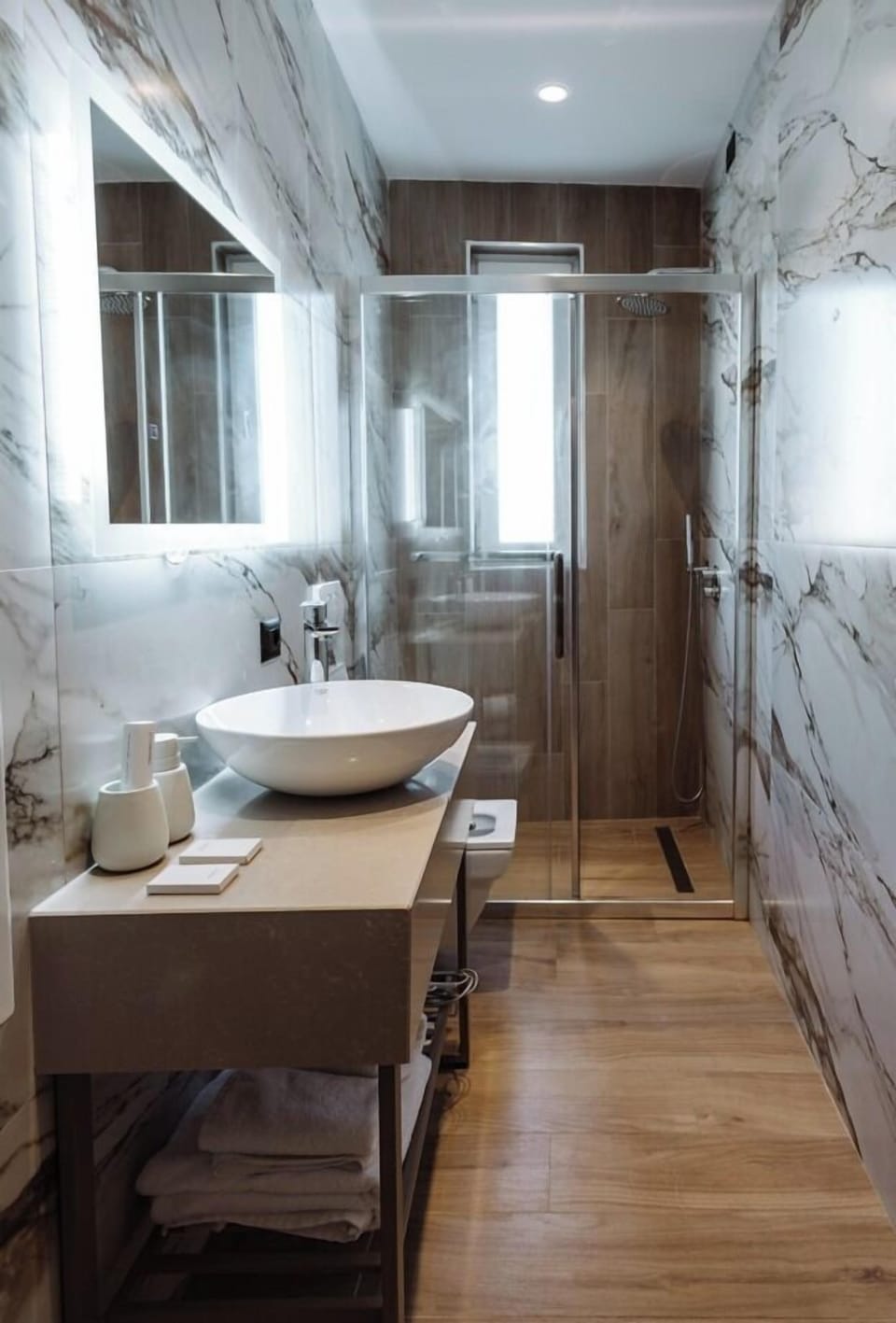 Suite | Bathroom | Shower, free toiletries, hair dryer, slippers