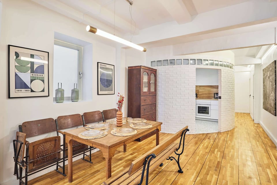Salon avec table basse, TV et espace repas