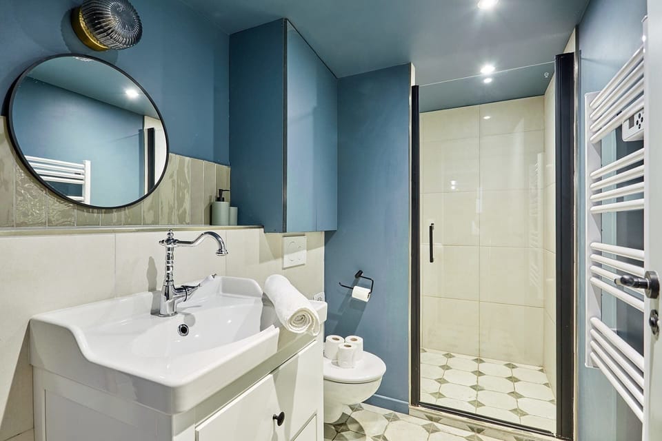 Salle de bain avec douche et toilette