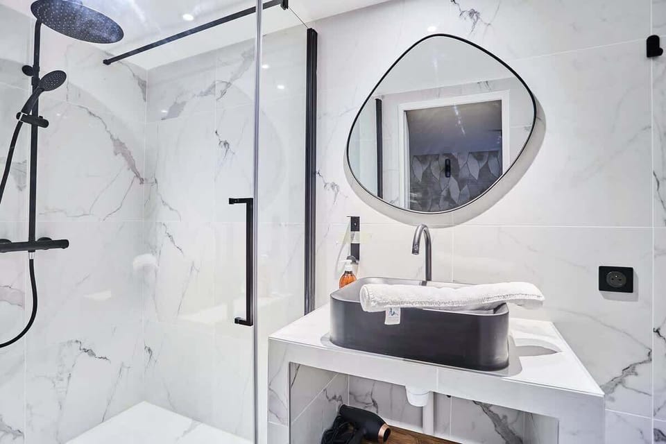 SDB avec lavabo , douche et toilette