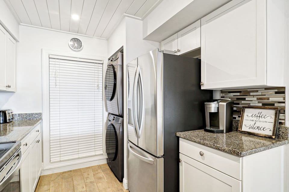 109 Shorewood | Modern Kitchen w/ stainless steel appliances - 109 Shorewood | Modern Kitchen w/ stainless steel appliances
