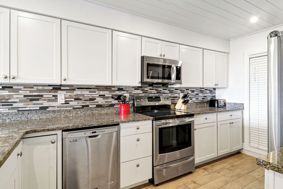 109 Shorewood | Modern Kitchen w/ stainless steel appliances - 109 Shorewood | Modern Kitchen w/ stainless steel appliances