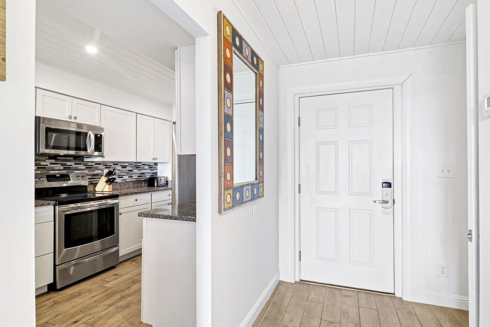109 Shorewood | Inviting entryway