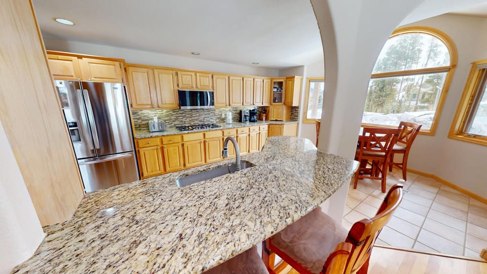 Fully Equipped Kitchen with Slab Granite, Stainless Appliances - Fully Equipped Kitchen with Slab Granite, Stainless Appliances