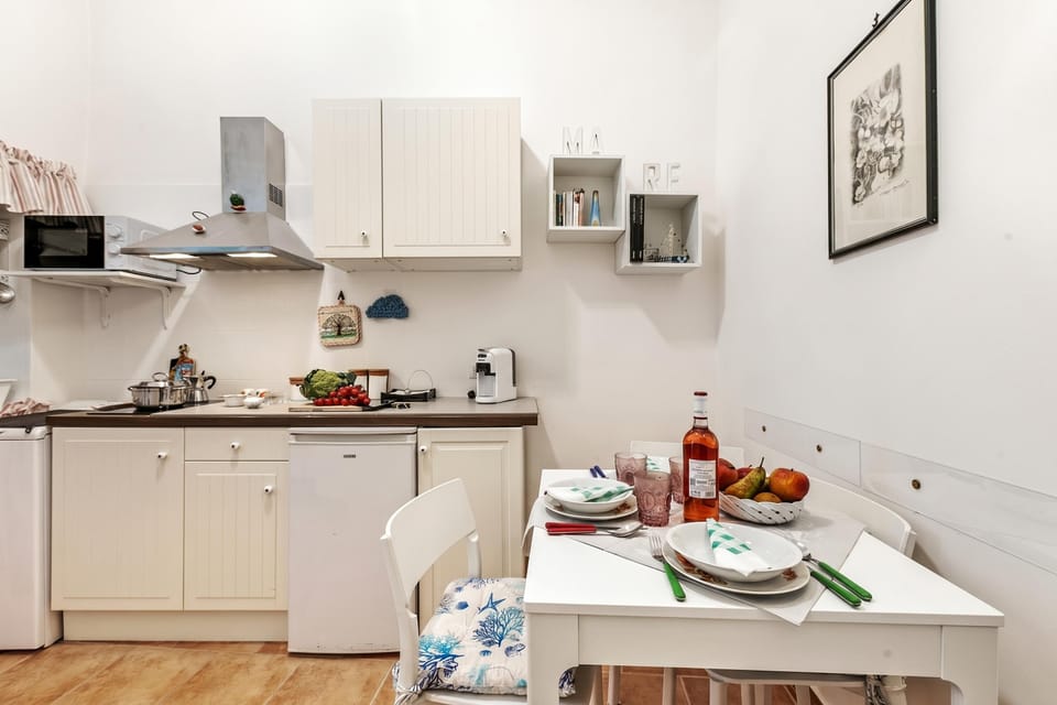 Family Apartment, 1 Bedroom, Microwave (Dimora di Grecale Monopoli) | Dining