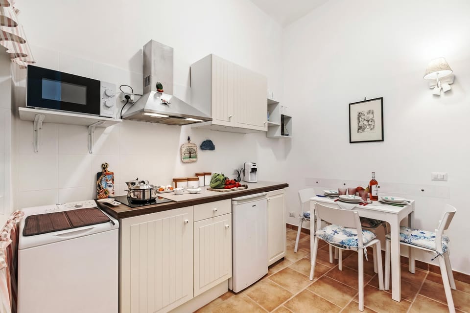Family Apartment, 1 Bedroom, Microwave (Dimora di Grecale Monopoli) | Private kitchen