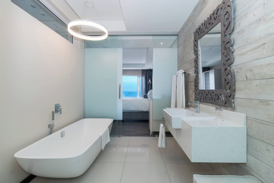 Room, 1 King Bed, Balcony, Harbor View | Bathroom | Free toiletries, hair dryer, towels, soap