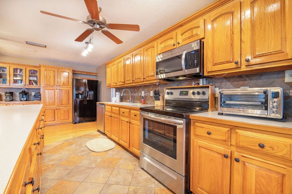 Laurel Mountain Lodge's fully-equipped kitchen
