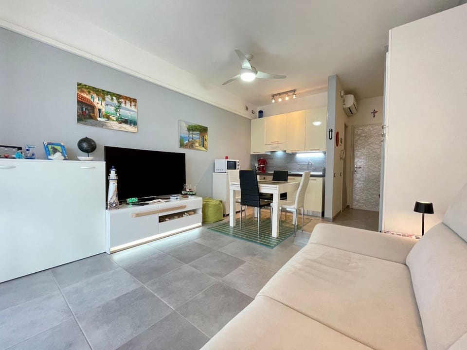 Apartment, 1 Bedroom, Balcony, City View | Living room