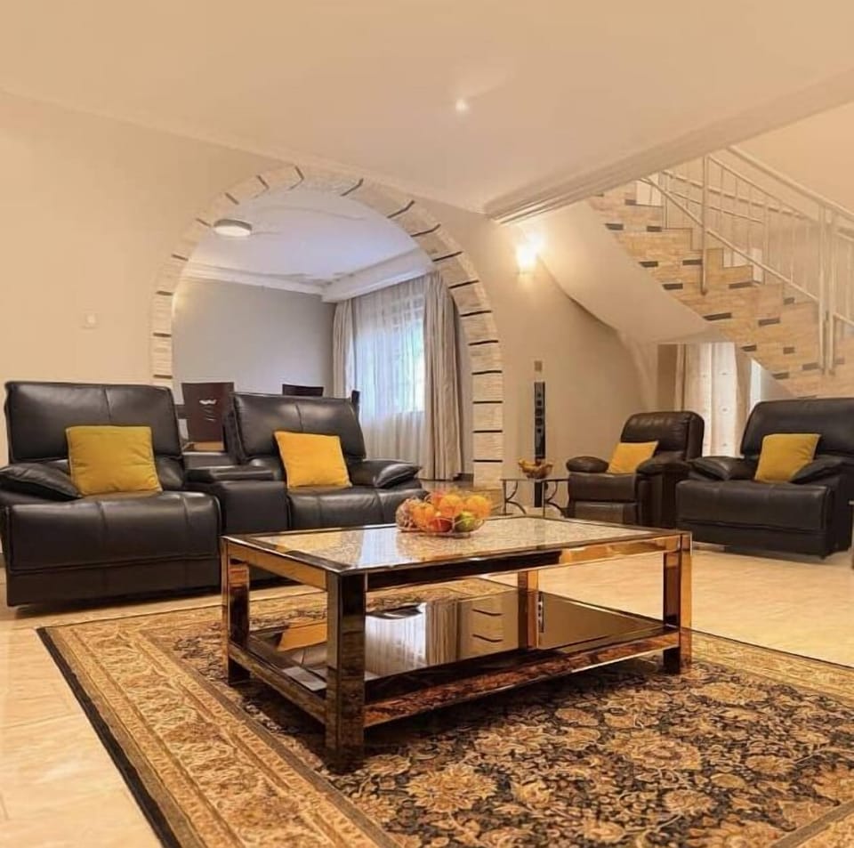 Suite, Balcony, Hill View | Living area