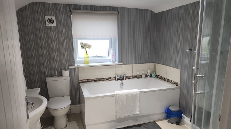 Deluxe Room, Courtyard View | Iron/ironing board, free WiFi