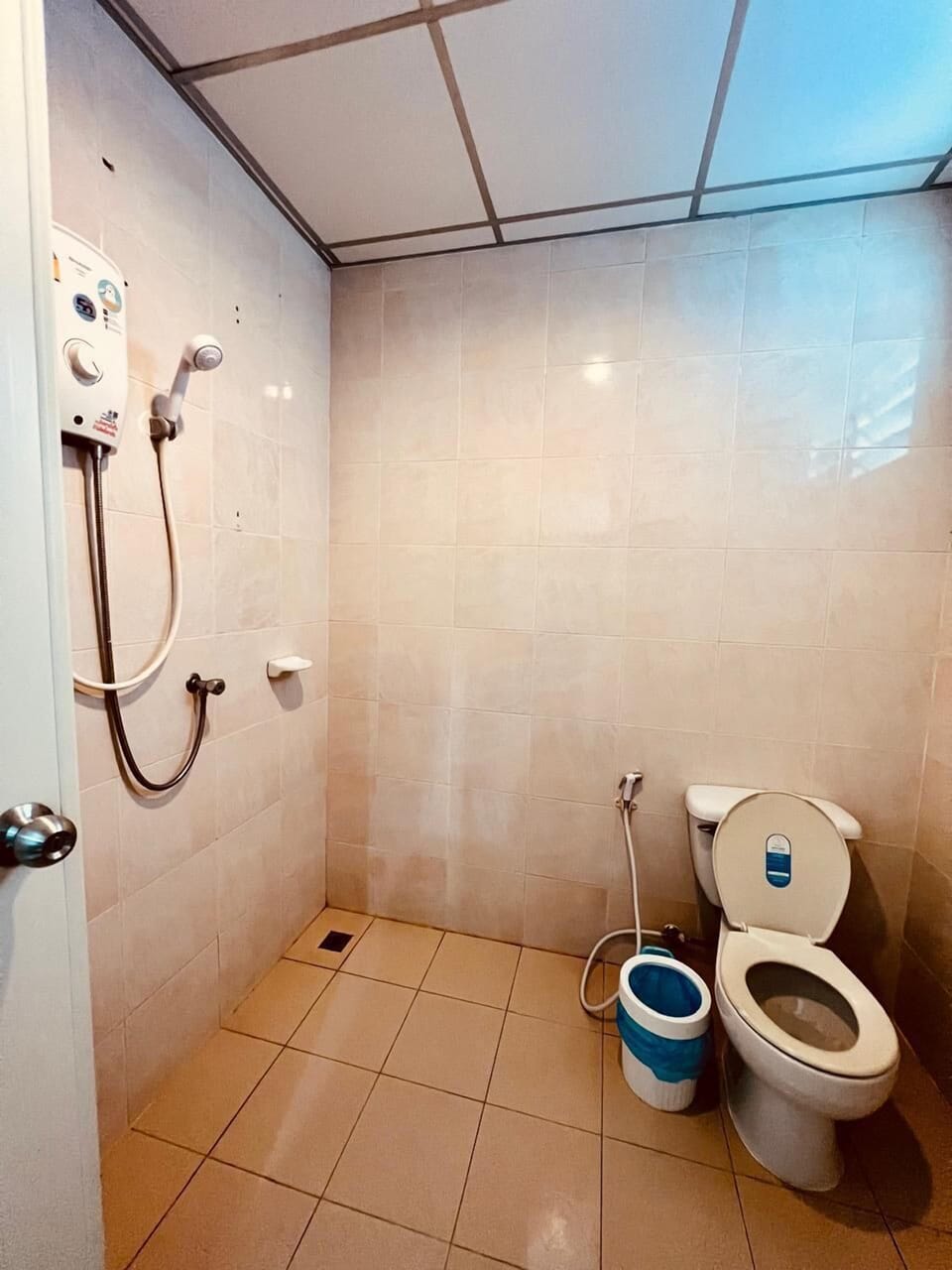Shower, free toiletries, slippers, towels