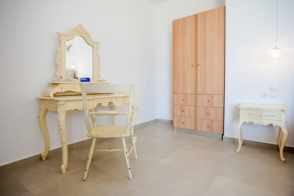 House, Accessible, Smoking | 5 bedrooms, desk