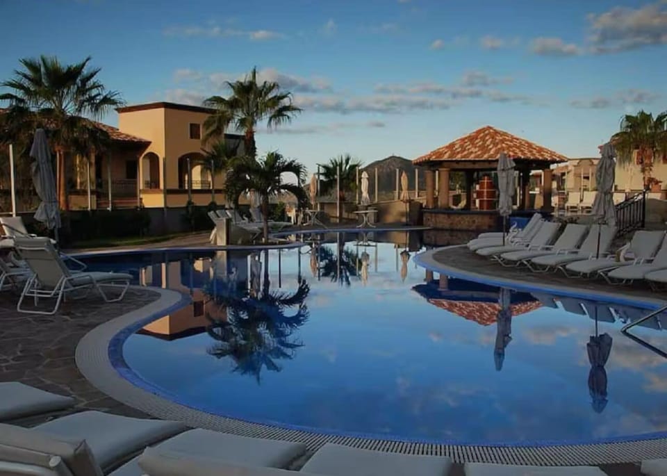 4 outdoor pools