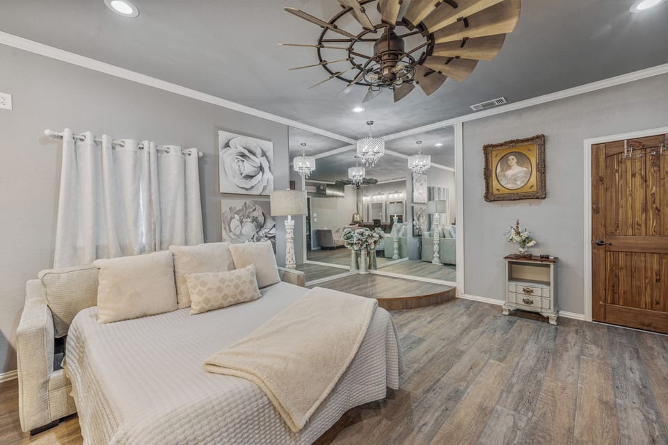 Darling Suite bedroom