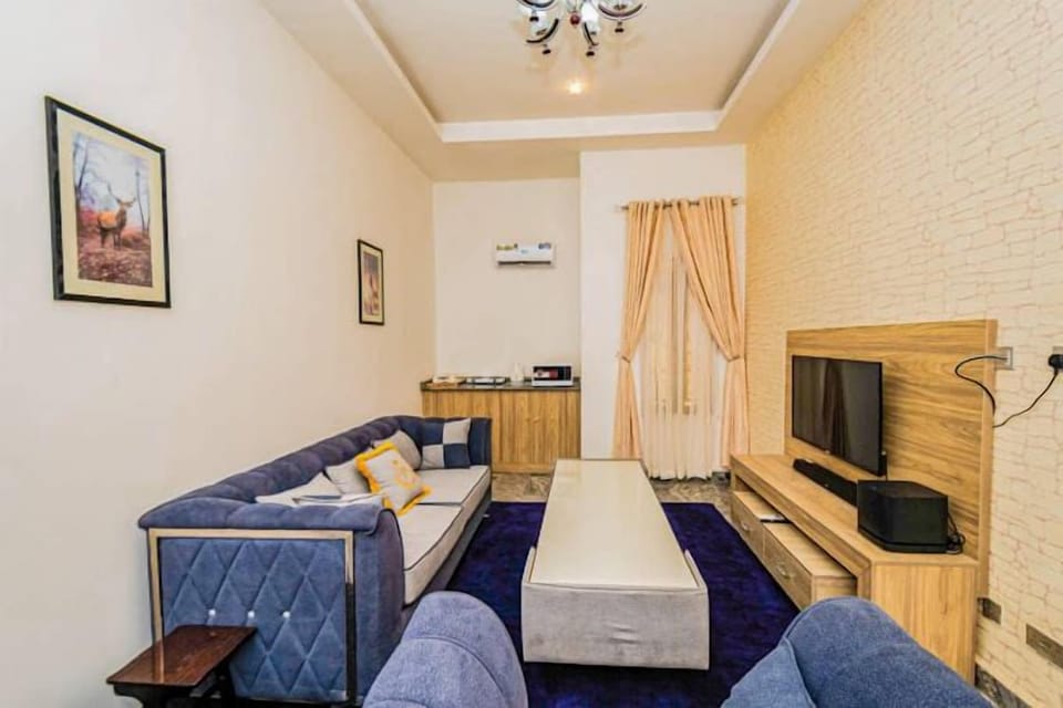 Deluxe Apartment, Balcony, City View | Living area