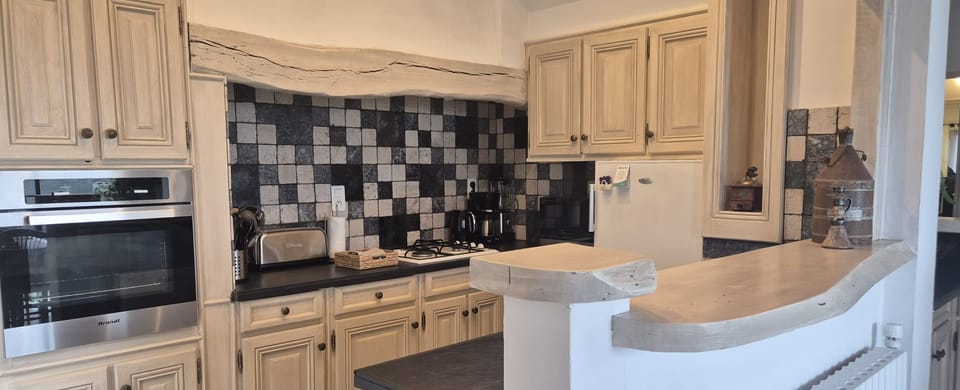 Upstairs kitchen (oven, fridge, gas stove, dishwasher)