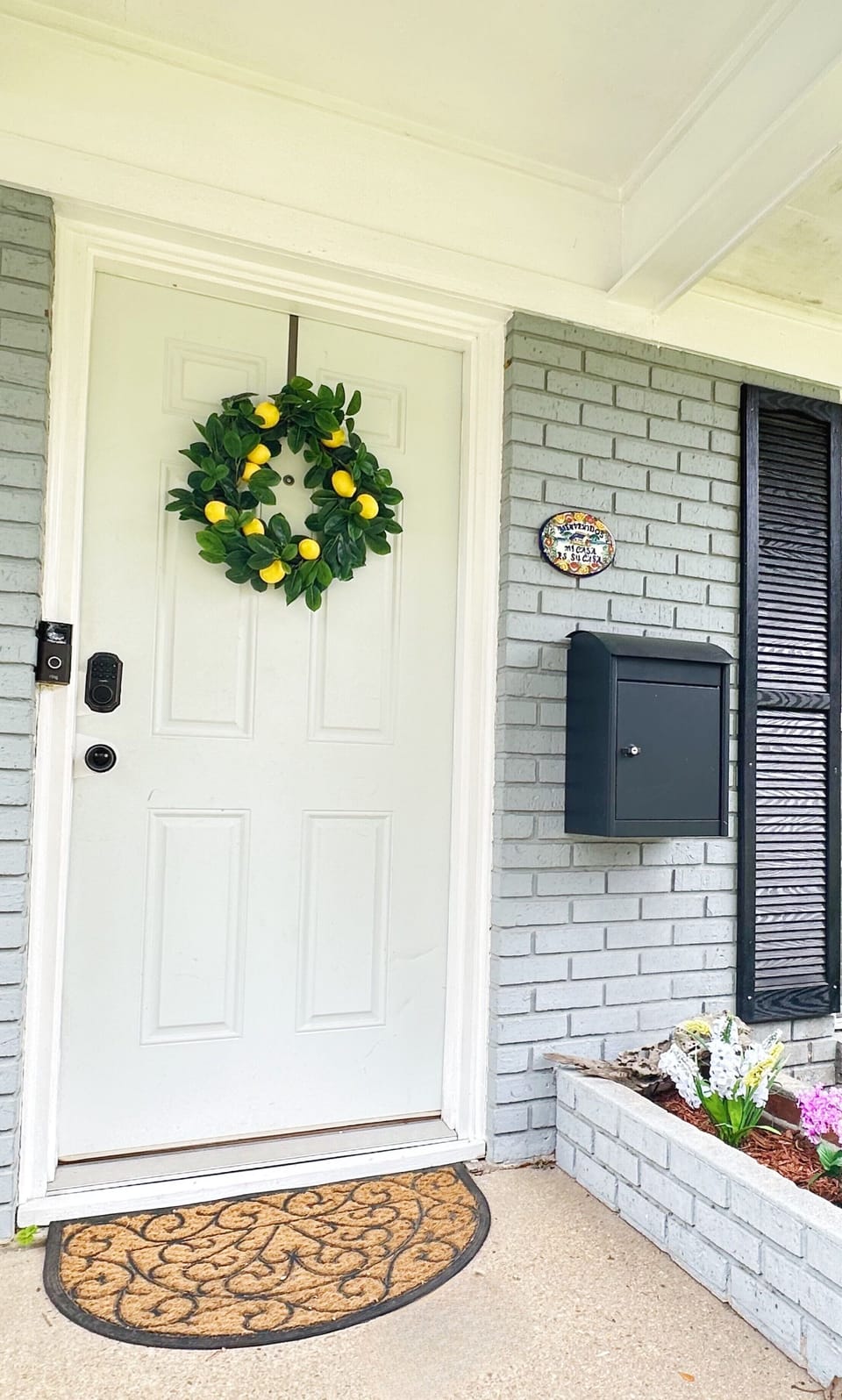A cozy entry to welcome you to your beach bungalow away from home!