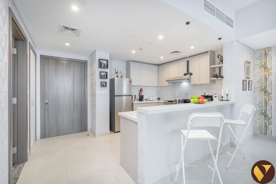 Luxury Apartment, City View | Private kitchen | Microwave, oven, stovetop, electric kettle