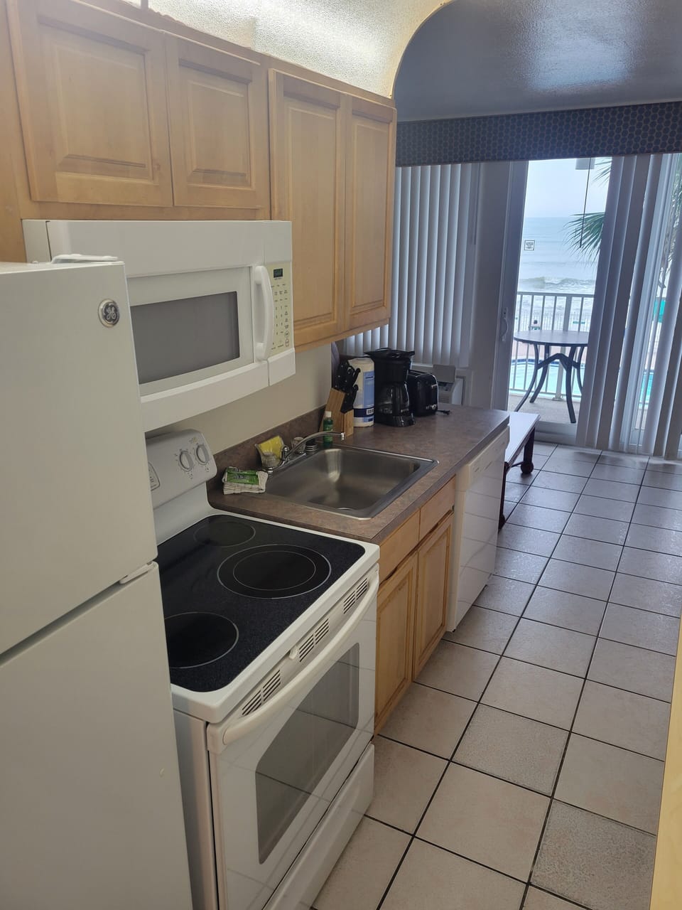 Full Kitchen has dishwasher
