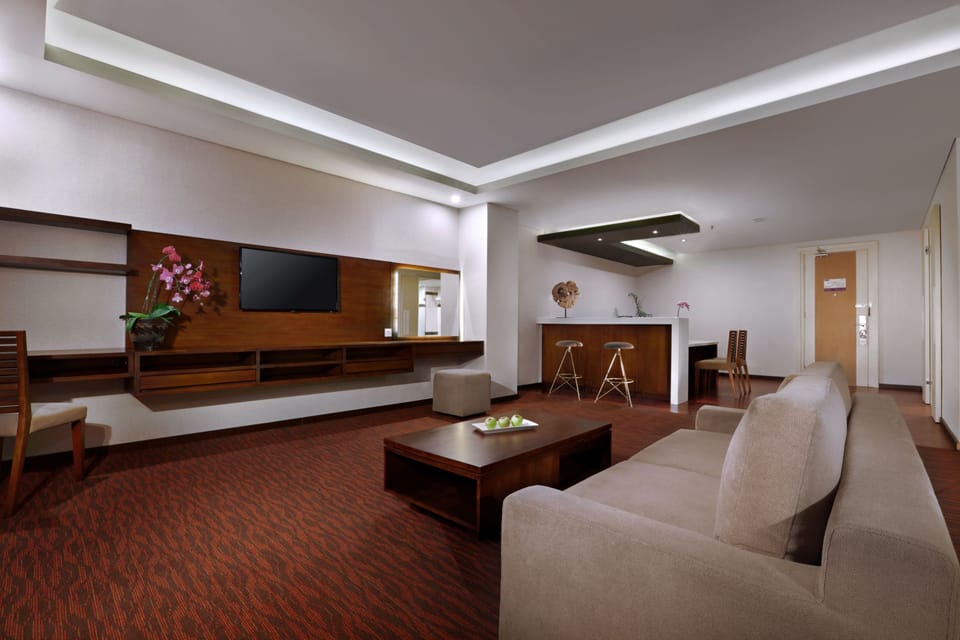 Family Suite | Minibar, in-room safe, desk, laptop workspace
