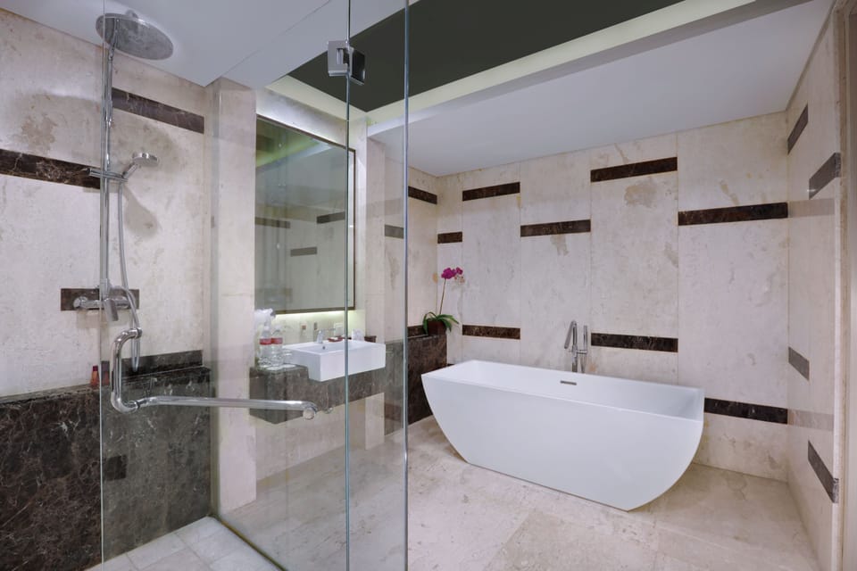 Family Suite | Bathroom | Free toiletries, hair dryer, towels, soap