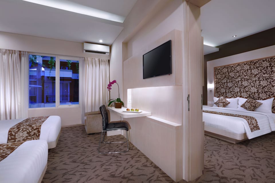 Deluxe Room | Minibar, in-room safe, desk, laptop workspace