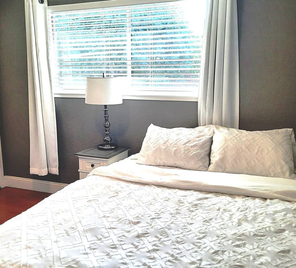 Queen bed. Very comfortable.