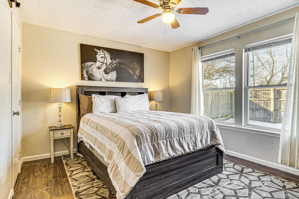 Bedroom 1 | Queen Bed | Smart TV w/ Netflix