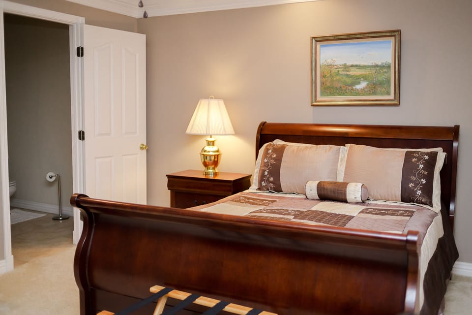 Washington Suite | Premium bedding, soundproofing, iron/ironing board, free WiFi
