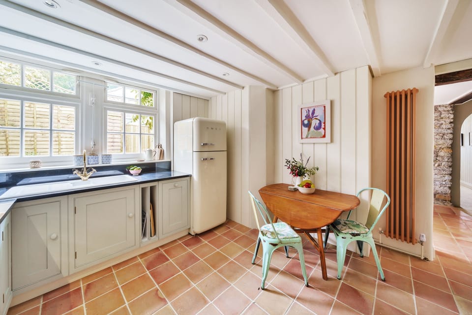 Fern House, Evershot: Enjoy your morning coffee sitting in the kitchen