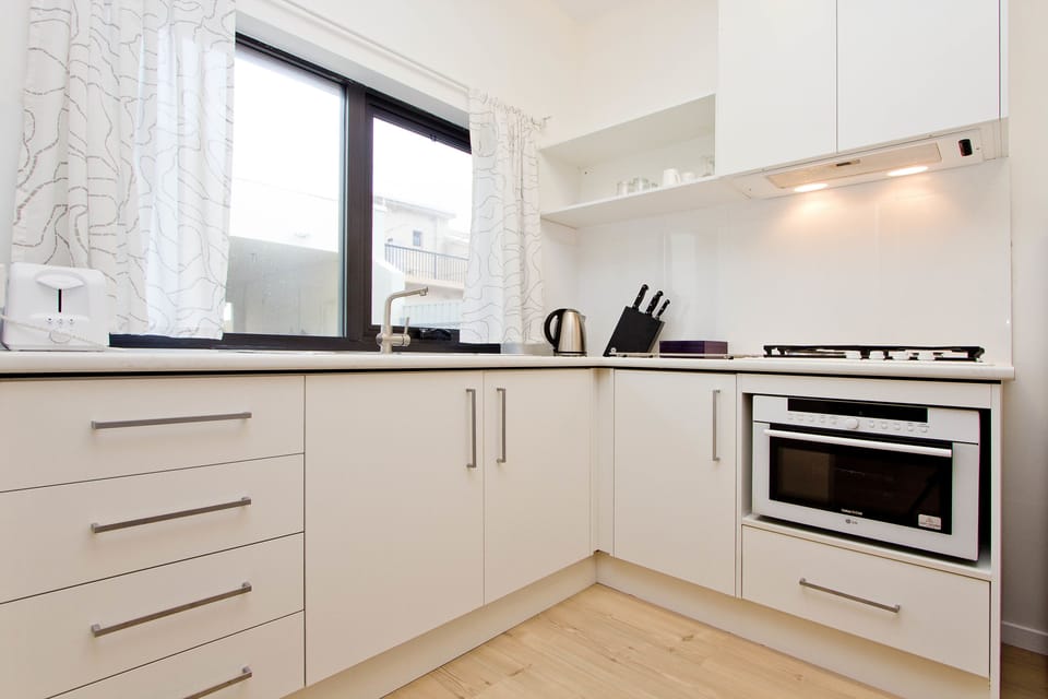 Full-size fridge, microwave, stovetop, coffee/tea maker