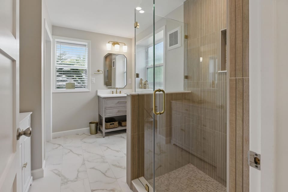Downstairs Primary en-suite Bathroom -Renovated 