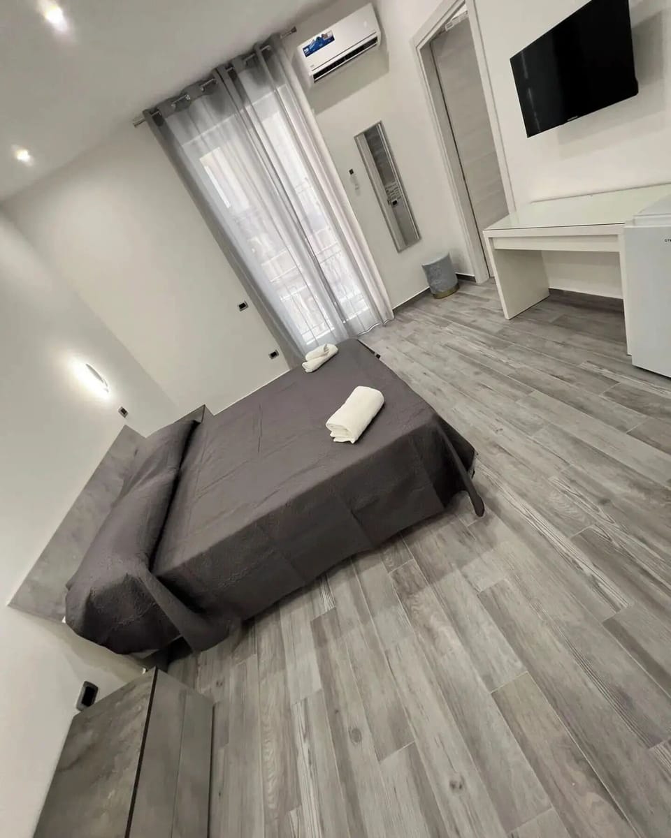Comfort Triple Room | Desk, iron/ironing board