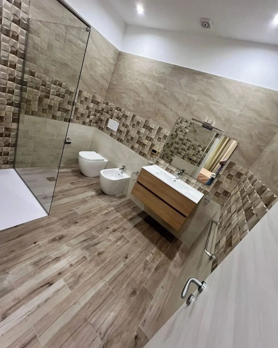 Classic Double Room | Bathroom | Bidet, towels, soap, shampoo