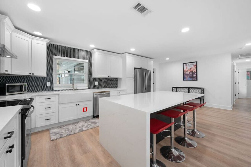 Waterfall edge island with seating for 6