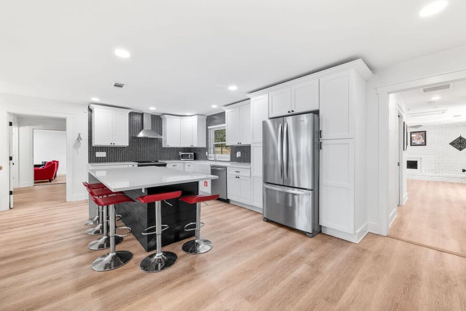 No need to go out or order in. This kitchen has it all to cook a homemade meal!