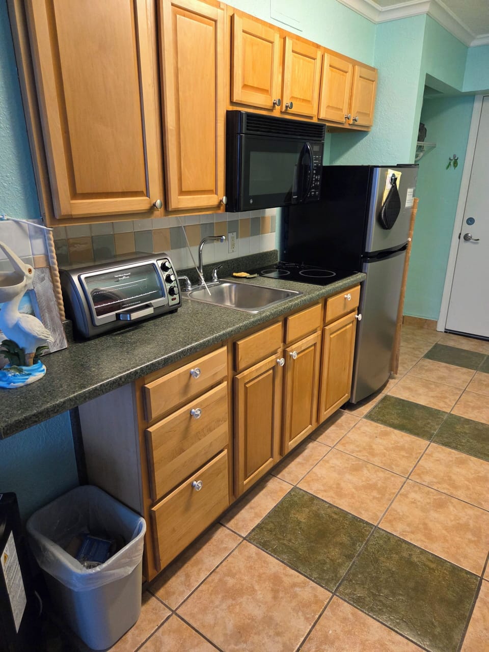 Great kitchen area, new toaster oven-even big enough to make a 12 inch pizza