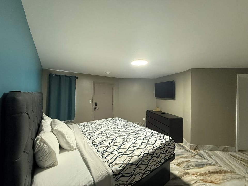 Deluxe Room, 1 King Bed, Non Smoking | Iron/ironing board, free WiFi
