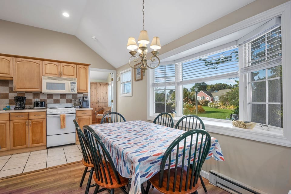 Dining area that seats 4