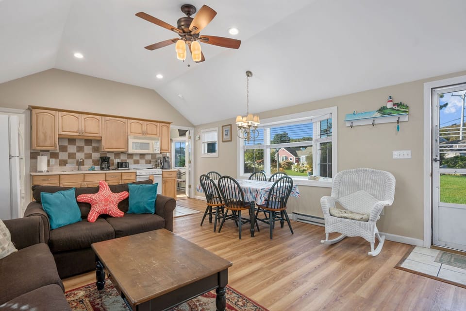 Great open area with ceiling fan - perfect for socializing
